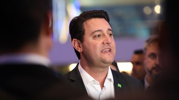 Governador do Paraná, Ratinho Junior, durante leilão realizado pelo Ministério de Portos e Aeroportos. São Paulo, 22 de outubro de 2025 - Sputnik Brasil