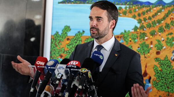 Governador do Rio Grande do Sul, Eduardo Leite, durante entrevista após encontro com o presidente Luiz Inácio Lula da Silva em Brasília. 21 de agosto de 2024 - Sputnik Brasil