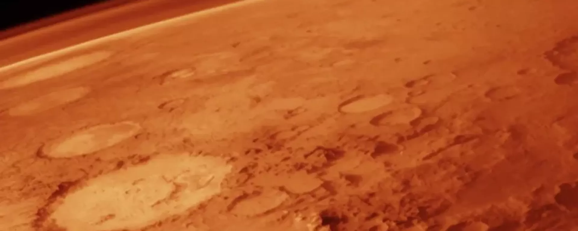 Esta imagem da sonda Viking 1 mostra a tênue atmosfera de Marte. As montanhas da bacia sul de Argyre são visíveis, com a cratera Galle à esquerda do centro. O número da imagem Viking é 040A63. A foto foi tirada com um filtro de cor vermelha - Sputnik Brasil, 1920, 24.03.2026