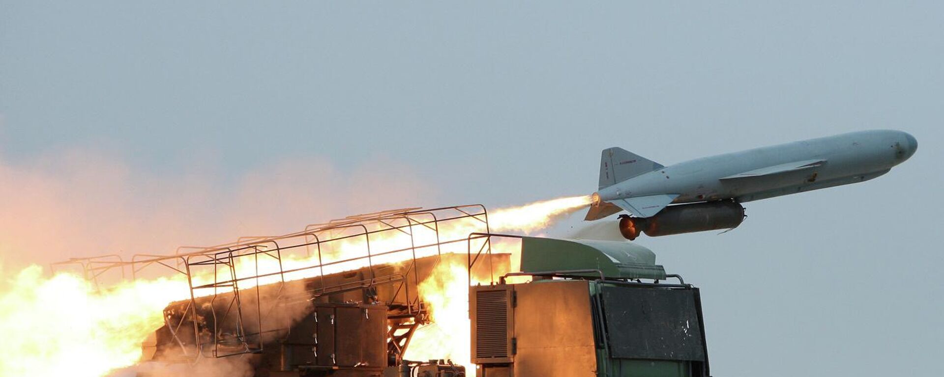 Запуск ракеты класса земля-море Saegheh Корпусом стражей исламской революции во время маневров в восточной части Ормузского пролива - Sputnik Brasil, 1920, 21.04.2026