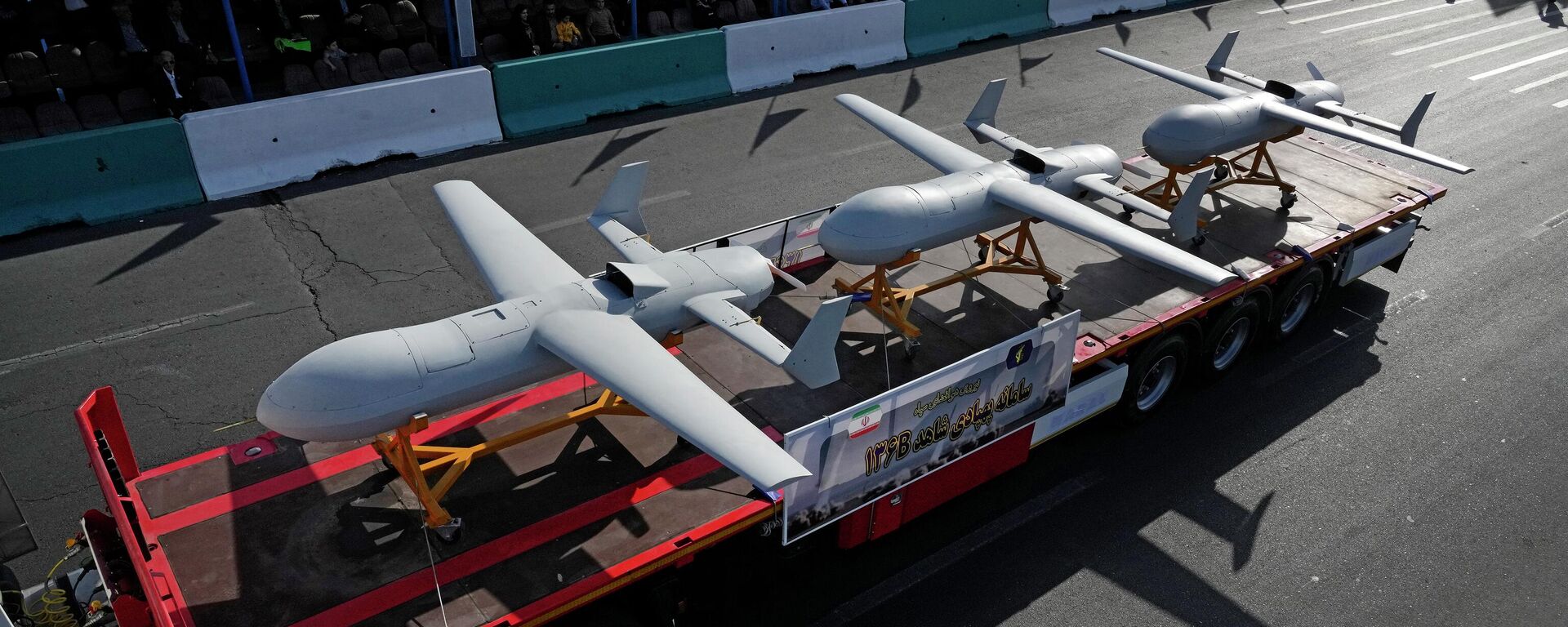 Drones Shahed-136 B são exibidos pelo Corpo de Guardiões da Revolução Islâmica (IRGC, na sigla em inglês) durante um desfile anual nos arredores de Teerã. Irã, 21 de setembro de 2024 - Sputnik Brasil, 1920, 26.04.2026
