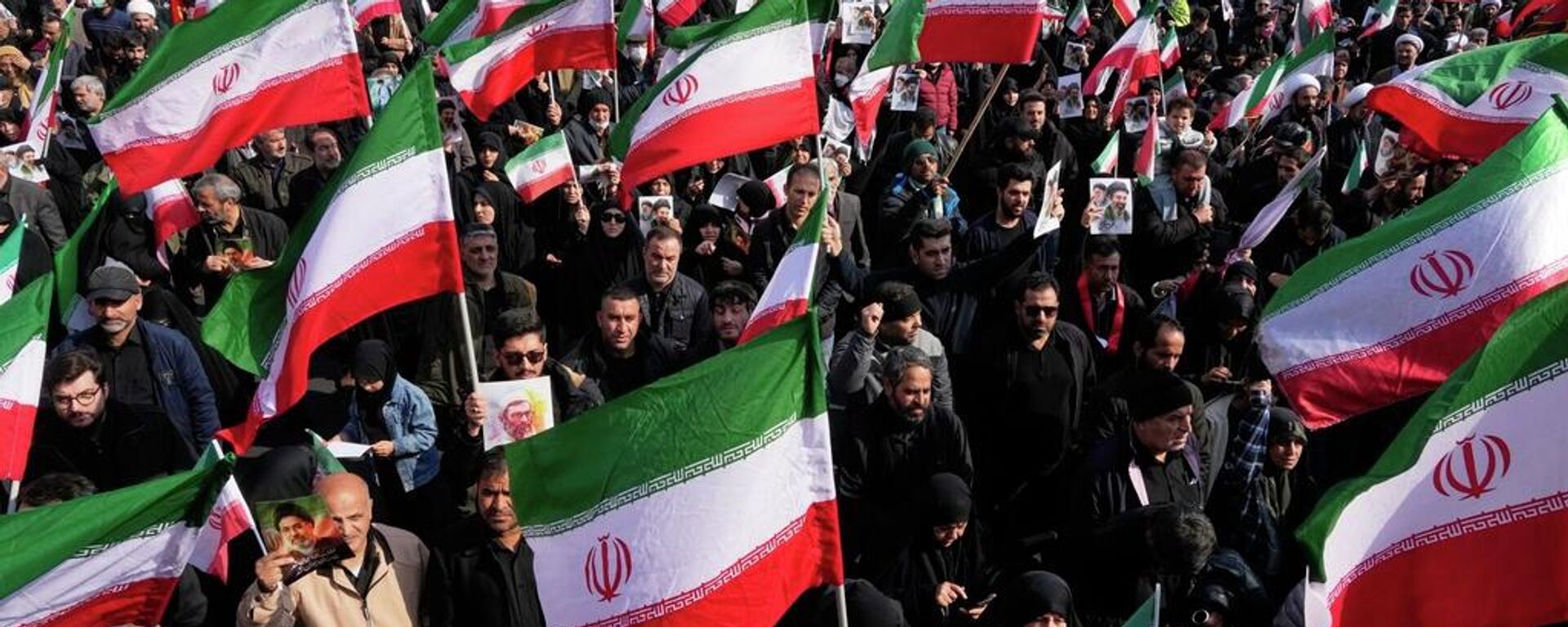 Uma multidão portando bandeiras iranianas se reúne durante uma manifestação em apoio à nomeação do aiatolá Mojtaba Khamenei como sucessor de seu falecido pai, o aiatolá Ali Khamenei, como líder supremo, em Teerã, Irã, 9 de março de 2026 - Sputnik Brasil, 1920, 24.03.2026