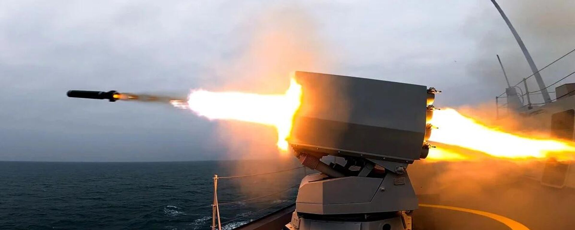 Exercícios intensivos de tiro real, realizados em meados de março pelos superdestróieres Tipo 055 Dongguan e Anqing, simularam uma série de operações de combate, informou a mídia oficial do Exército de Libertação Popular (PLA Daily) Exercícios intensivos de tiro real, realizados em meados de março pelos superdestróieres Tipo 055 Dongguan e Anqing, simularam uma série de operações de combate, informou a mídia oficial do Exército de Libertação Popular (PLA Daily) - Sputnik Brasil, 1920, 24.03.2026