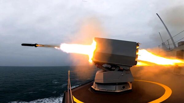 Exercícios intensivos de tiro real, realizados em meados de março pelos superdestróieres Tipo 055 Dongguan e Anqing, simularam uma série de operações de combate, informou a mídia oficial do Exército de Libertação Popular (PLA Daily) - Sputnik Brasil