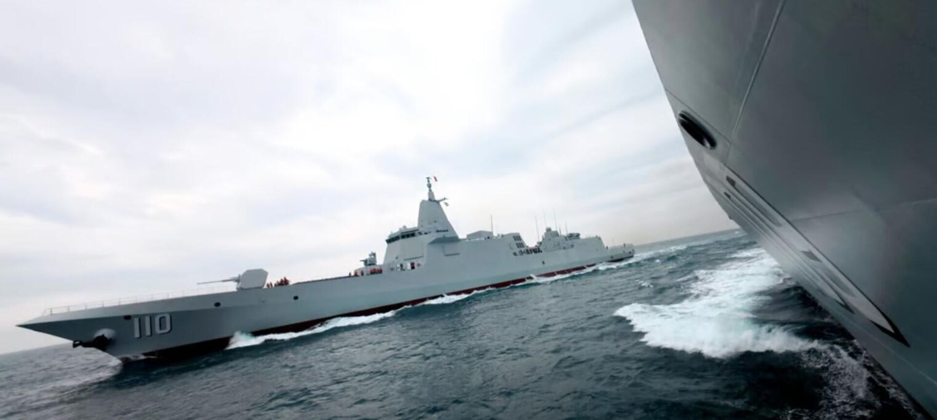 Os navios Anqing (Casco 110) e Dongguan (Casco 109), durante o primeiro treinamento com munição real para os novos destróieres Tipo 055, de acordo com o jornal oficial do Exército de Libertação Popular (PLA Daily) - Sputnik Brasil, 1920, 24.03.2026