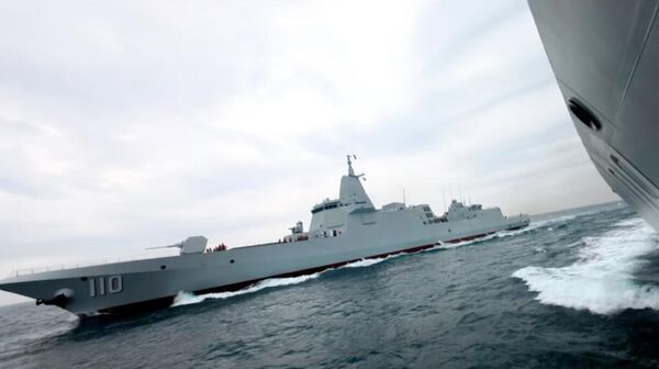 Os navios Anqing (Casco 110) e Dongguan (Casco 109), durante o primeiro treinamento com munição real para os novos destróieres Tipo 055, de acordo com o jornal oficial do Exército de Libertação Popular (PLA Daily) - Sputnik Brasil