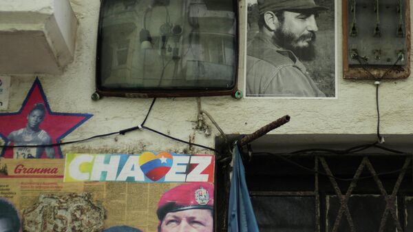 Fotos de Fidel Castro, de Cuba, e de Hugo Chávez, da Venezuela, penduradas do lado de fora de um prédio em Cuba - Sputnik Brasil