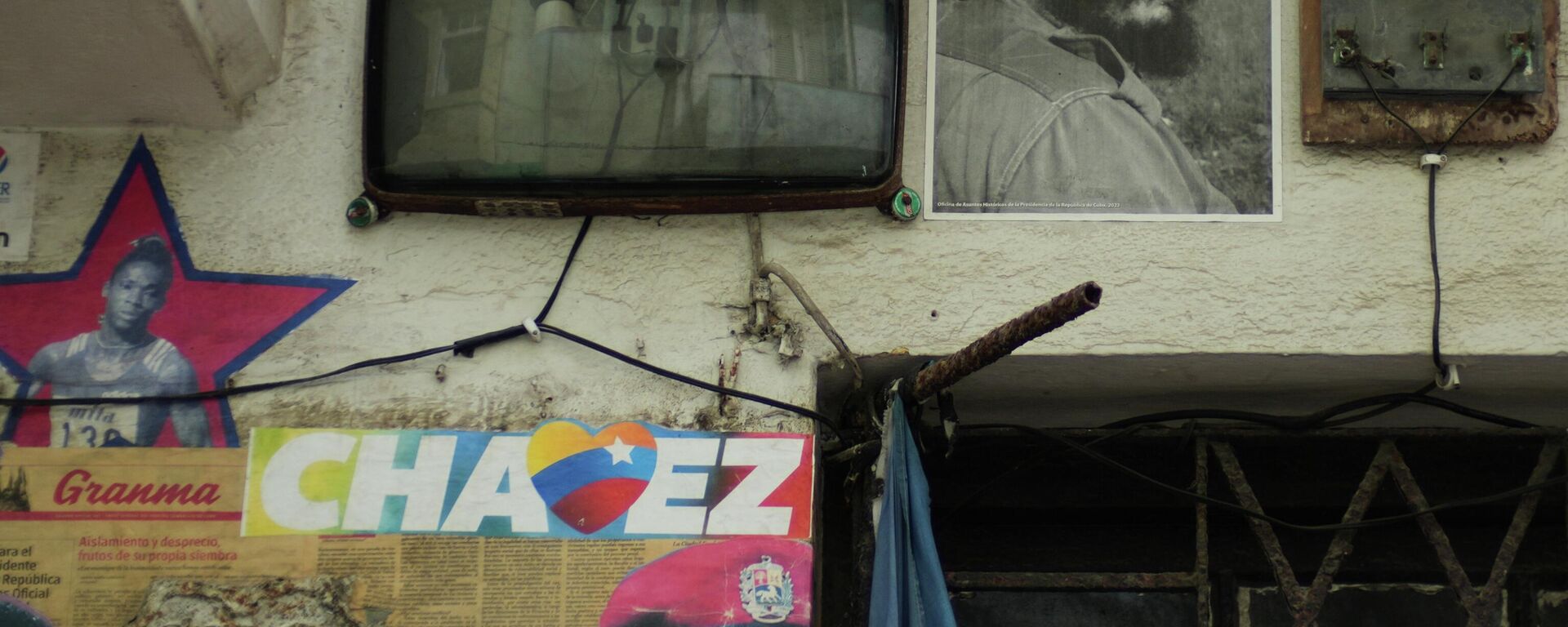 Fotos de Fidel Castro, de Cuba, e de Hugo Chávez, da Venezuela, penduradas do lado de fora de um prédio em Cuba - Sputnik Brasil, 1920, 24.03.2026
