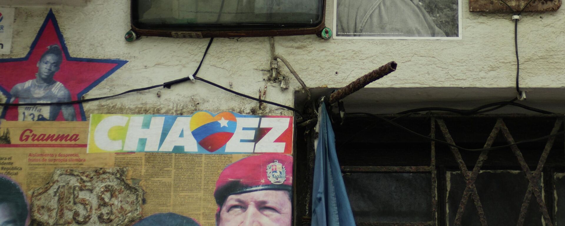 Fotos de Fidel Castro, de Cuba, e de Hugo Chávez, da Venezuela, penduradas do lado de fora de um prédio em Cuba - Sputnik Brasil, 1920, 24.03.2026