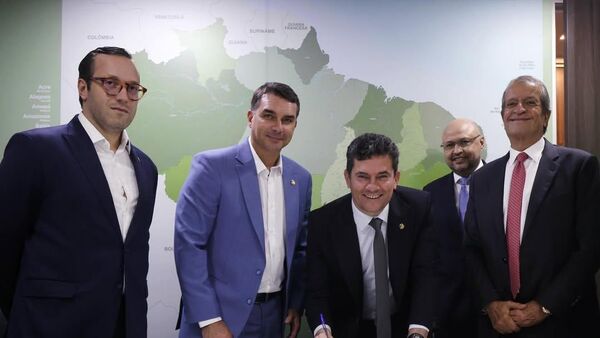 O senador Sergio Moro, ao lado de representantes do PL e do senador Flávio Bolsonaro (PL-RJ), em ato de assinatura de filiação ao partido, em 24 de março de 2026 - Sputnik Brasil