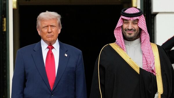 O presidente dos Estados Unidos, Donald Trump, e o príncipe herdeiro da Arábia Saudita, Mohammed bin Salman, em novembro de 2025 - Sputnik Brasil