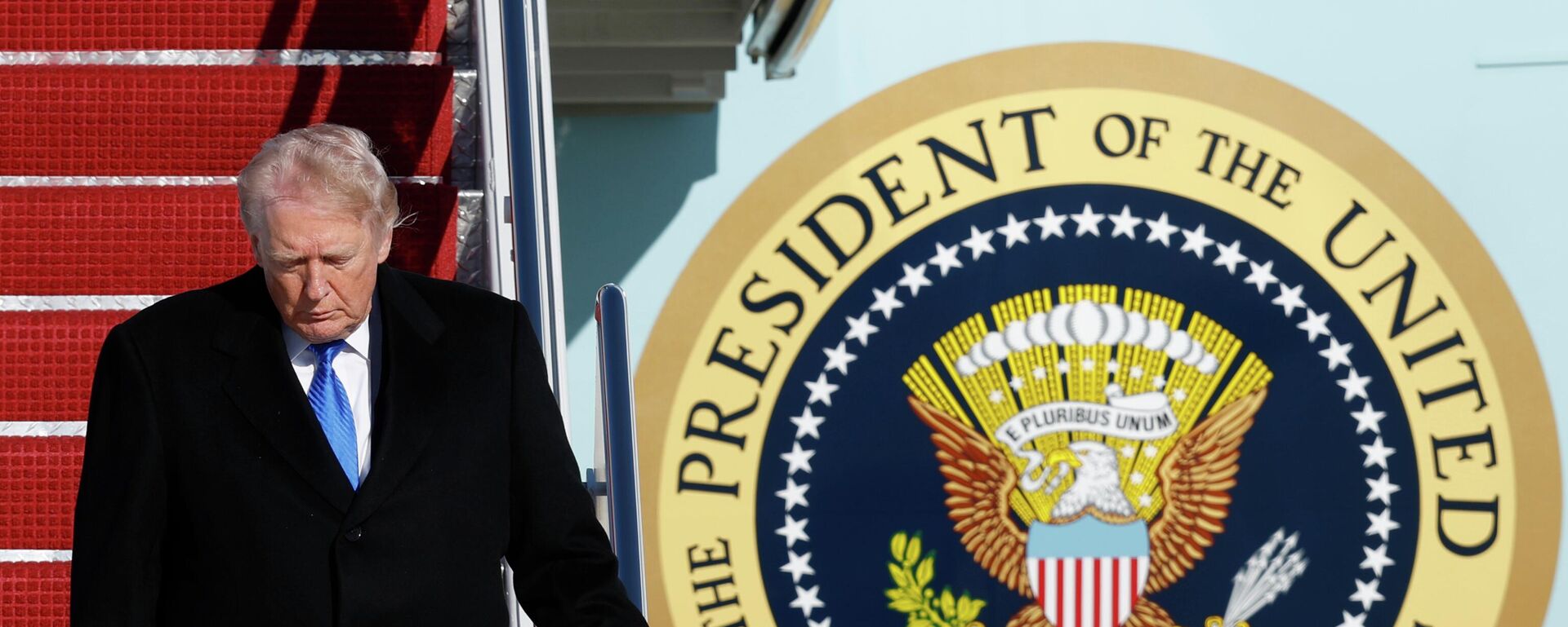 O presidente dos Estados Unidos, Donald Trump, desembarcando do avião presidencial Air Force One, em março de 2026 - Sputnik Brasil, 1920, 25.03.2026