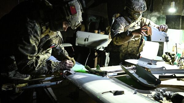 Operadores de drones russos em um bunker. - Sputnik Brasil