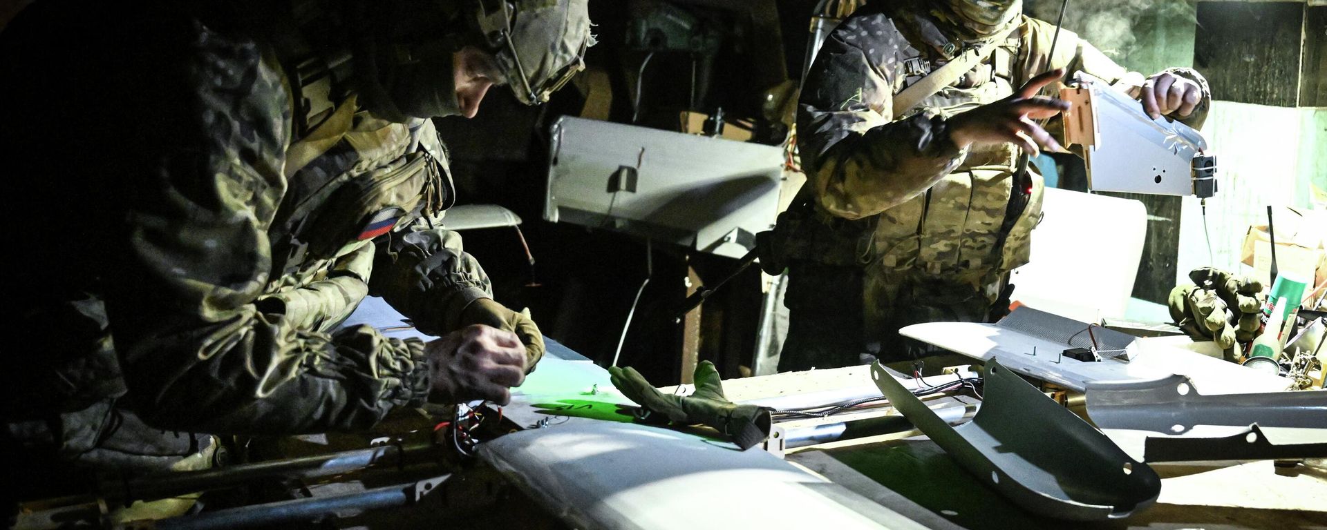 Operadores de drones russos em um bunker. - Sputnik Brasil, 1920, 01.08.2026