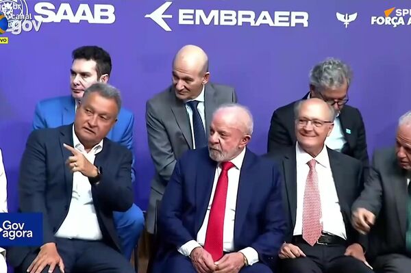 Veja apresentação do 1º caça Gripen montado no Brasil e seu 'batismo' pelo presidente Lula - Sputnik Brasil