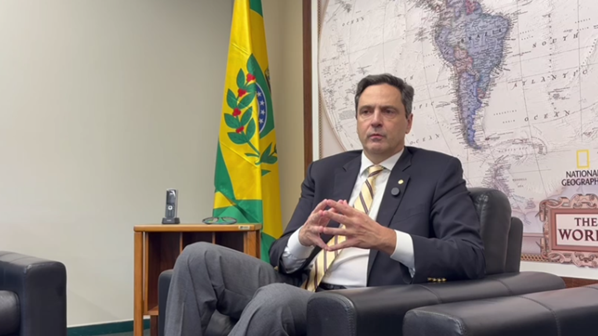 Deputado federal Luiz Philippe de Orléans e Bragança (PL-SP) durante entrevista na Comissão de Relações Exteriores e de Defesa Nacional (CREDN) da Câmara dos Deputados. Brasília (DF), 25 de março de 2026 Deputado federal Luiz Philippe de Orléans e Bragança (PL-SP) durante entrevista na Comissão de Relações Exteriores e de Defesa Nacional (CREDN) da Câmara dos Deputados. Brasília (DF), 25 de março de 2026 - Sputnik Brasil, 1920, 25.03.2026