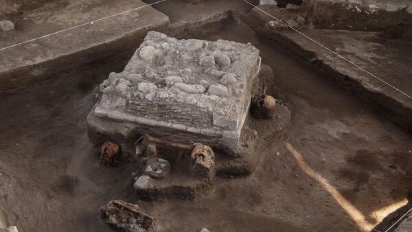 Arqueólogos descobriram um antigo altar tolteca com restos humanos e oferendas rituais perto das ruínas de Tula, no México - Sputnik Brasil