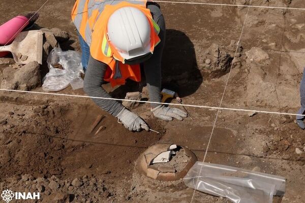 Um arqueólogo trabalha no sítio onde foram encontrados materiais cerâmicos, líticos e malacológicos dispersos, que serão encaminhados a laboratórios para análises detalhadas - Sputnik Brasil