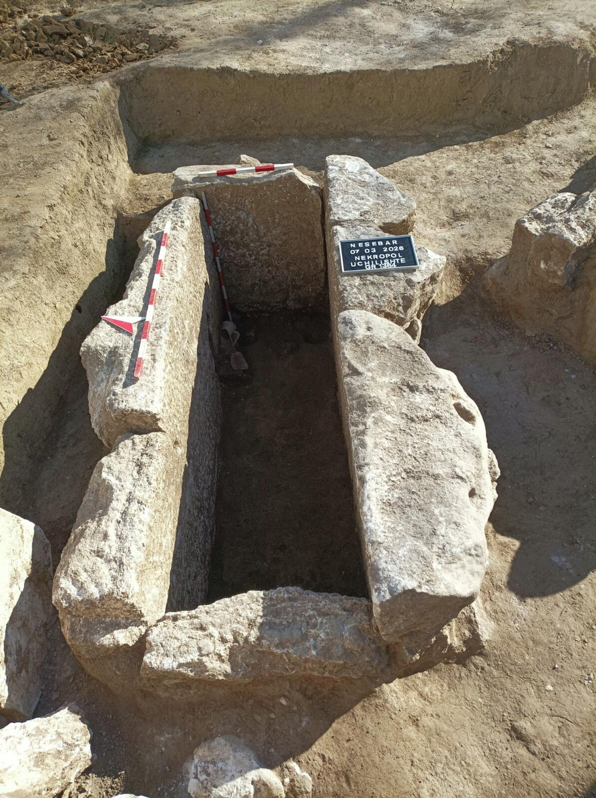 Uma tumba funerária com degraus do período helenístico é descoberta durante escavações em Nessebar, Bulgária Uma tumba funerária com degraus do período helenístico é descoberta durante escavações em Nessebar, Bulgária - Sputnik Brasil, 1920, 27.03.2026