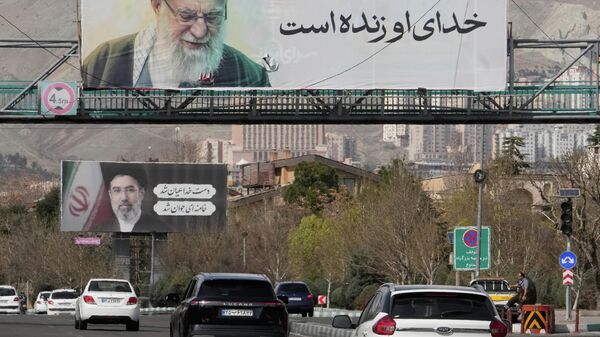 Veículos passam sob outdoors com retratos do falecido Líder Supremo iraniano, o aiatolá Ali Khamenei, em primeiro plano, e de seu filho, o aiatolá Mojtaba Khamenei, seu sucessor, ao longo de uma rodovia em Teerã, no Irã - Sputnik Brasil
