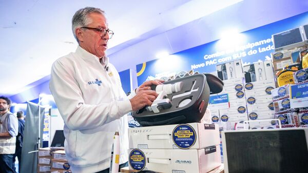 O ministro da Saúde, Alexandre Padilha, durante entrega de unidades do Serviço de Atendimento Móvel de Urgência (SAMU) e Unidades Odontológicas Móveis (UOMs), no Rio de Janeiro - Sputnik Brasil