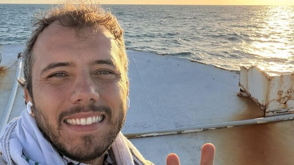 Ativista Thiago Ávila abordo da embarcação Nuestra America, de ajuda humanitária a Cuba em março de 2026. - Sputnik Brasil