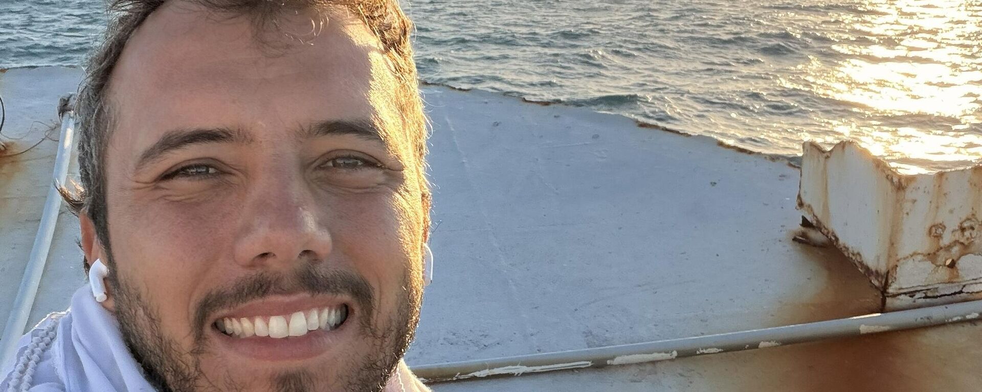 Ativista Thiago Ávila abordo da embarcação Nuestra America, de ajuda humanitária a Cuba em março de 2026. - Sputnik Brasil, 1920, 27.03.2026