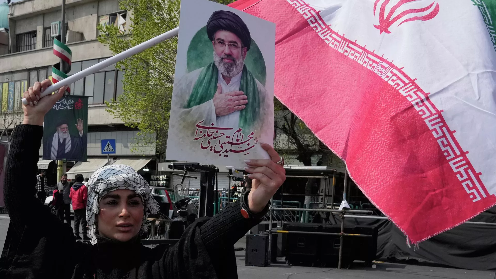 Mulher exibe um cartaz do líder supremo iraniano, o aiatolá Mojtaba Khamenei - Sputnik Brasil, 1920, 02.04.2026