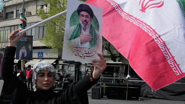 Mulher exibe um cartaz do líder supremo iraniano, o aiatolá Mojtaba Khamenei - Sputnik Brasil
