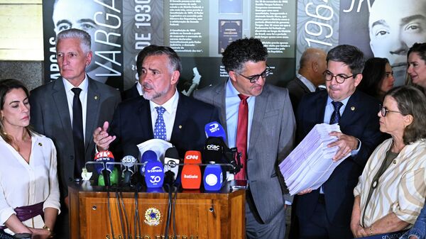 Bancada governista da CPMI do INSS apresenta relatório final alternativo à imprensa, em 27 de março de 2026 - Sputnik Brasil