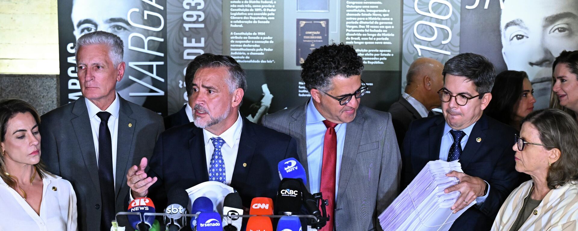 Bancada governista da CPMI do INSS apresenta relatório final alternativo à imprensa, em 27 de março de 2026 - Sputnik Brasil, 1920, 27.03.2026