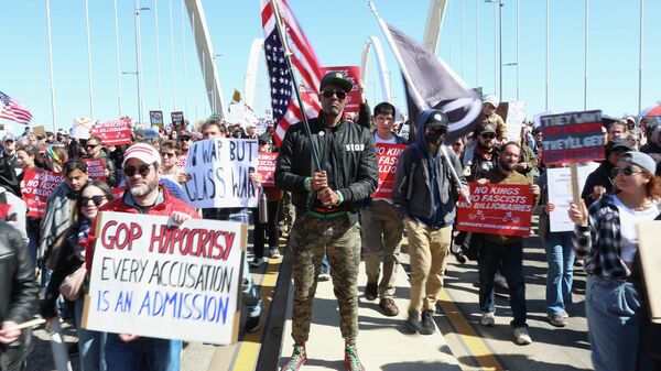 Manifestantes marcham  no protesto No Kings, em Washington DC. EUA, 28 de março de 2026 - Sputnik Brasil