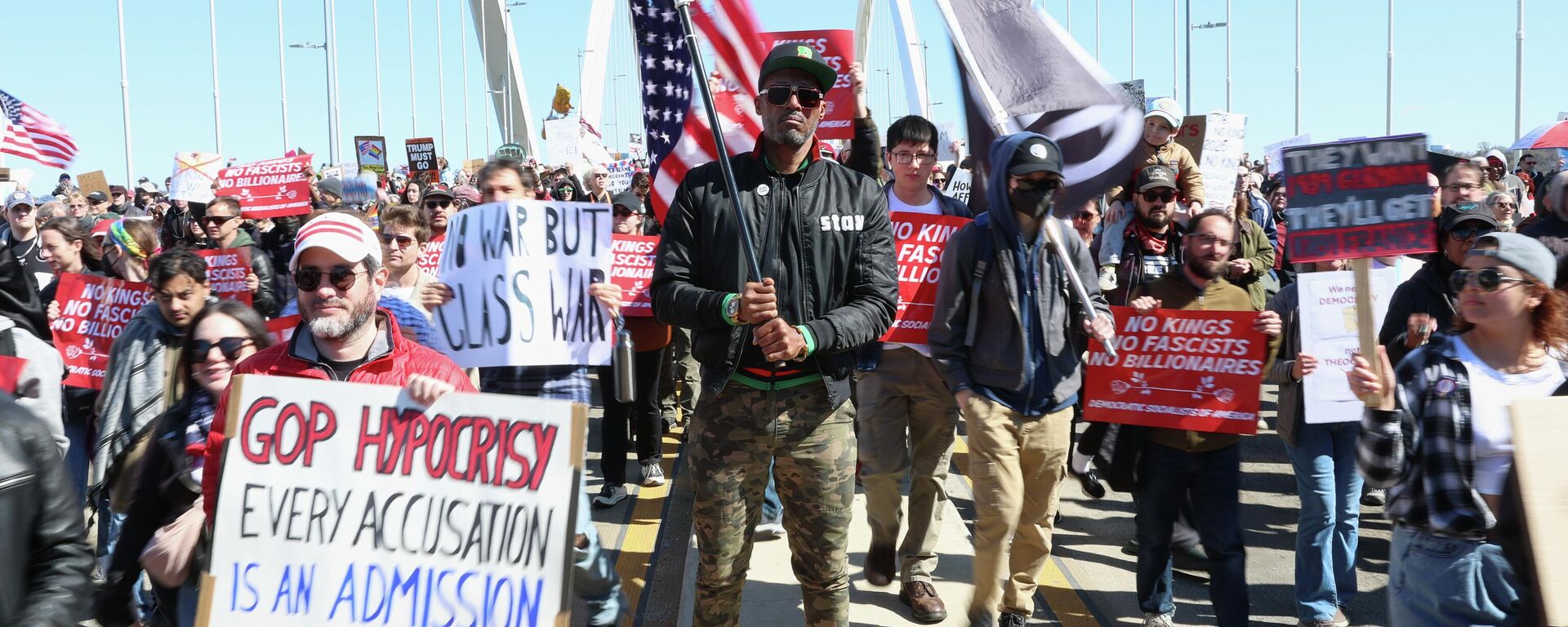 Manifestantes marcham  no protesto No Kings, em Washington DC. EUA, 28 de março de 2026 - Sputnik Brasil, 1920, 28.03.2026