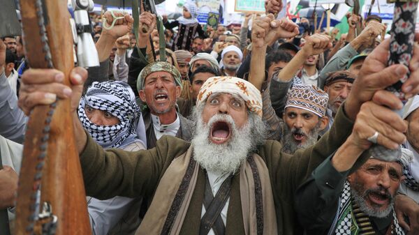 Apoiadores dos houthis gritam palavras de ordem durante protesto contra Estados Unidos e Israel, em março de 2026 - Sputnik Brasil