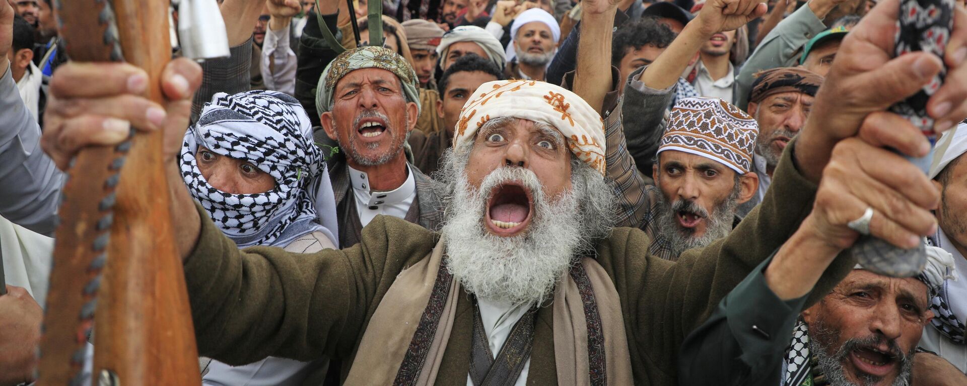 Apoiadores dos houthis gritam palavras de ordem durante protesto contra Estados Unidos e Israel, em março de 2026 - Sputnik Brasil, 1920, 28.03.2026