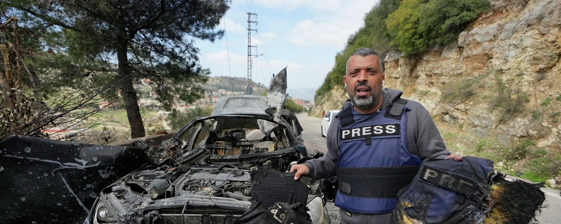 Jornalista segura coletes queimados de colegas mortos após ataques aéreo de Israel no sul do Líbano - Sputnik Brasil, 1920, 28.03.2026