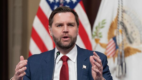 J.D. Vance discursa durante reunião na Casa Branca, em Washington DC. EUA, 27 de março de 2026 - Sputnik Brasil