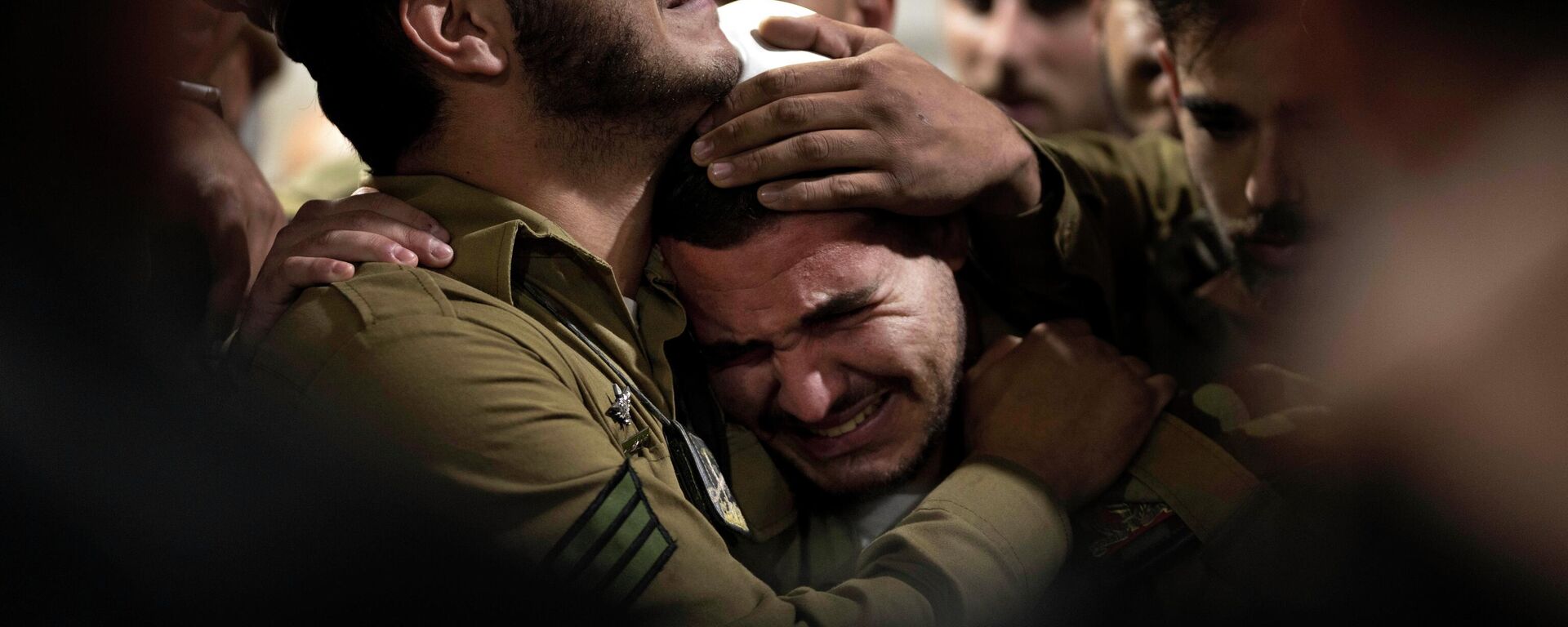 Soldados de Israel lamentam morte de sargento durante guerra em Gaza, em novembro de 2024 - Sputnik Brasil, 1920, 29.03.2026