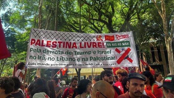 Manifestantes em São Paulo protestam contra ações militares lideradas por Estados Unidos e Israel na Palestina e no restante do Oriente Médio, em março de 2026 - Sputnik Brasil