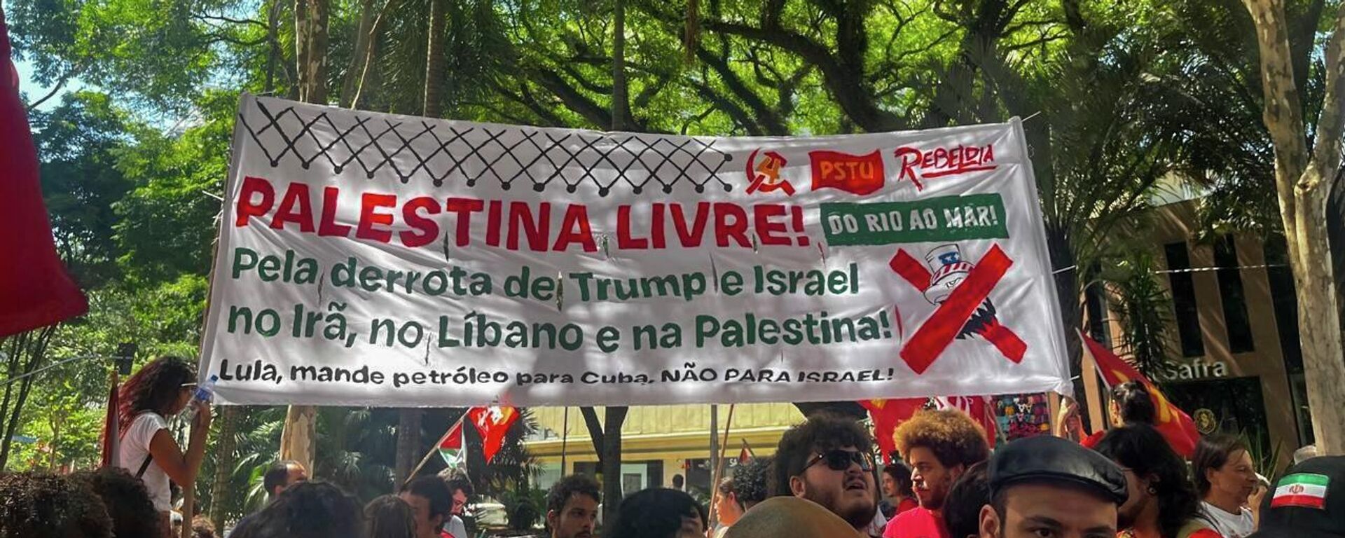 Manifestantes em São Paulo protestam contra ações militares lideradas por Estados Unidos e Israel na Palestina e no restante do Oriente Médio, em março de 2026 - Sputnik Brasil, 1920, 29.03.2026