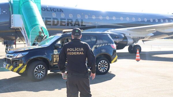 Agentes da Polícia Federal em operação com avião da instituição - Sputnik Brasil