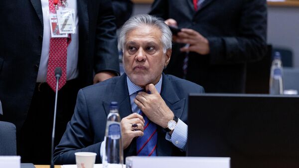 O vice-primeiro-ministro e ministro das Relações Exteriores do Paquistão, Mohammad Ishaq Dar, participa de uma mesa-redonda do Fórum Ministerial Indo-Pacífico da UE no edifício do Conselho Europeu em Bruxelas, em novembro de 2025 - Sputnik Brasil