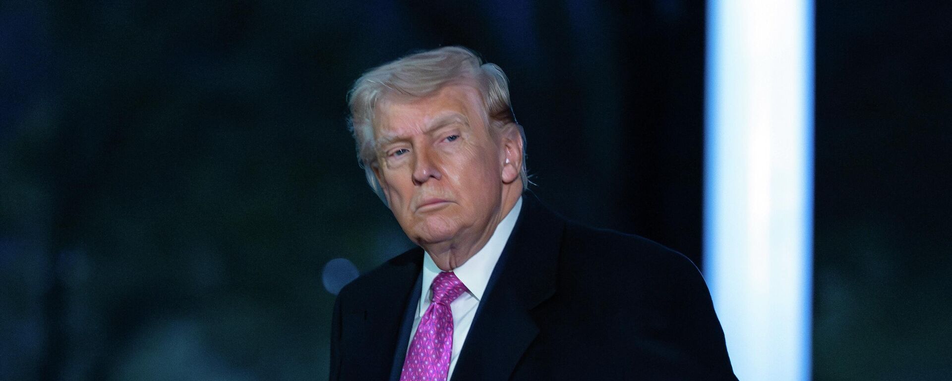 O presidente dos Estados Unidos, Donald Trump, acena para a mídia na Casa Branca, em março de 2026 - Sputnik Brasil, 1920, 29.03.2026