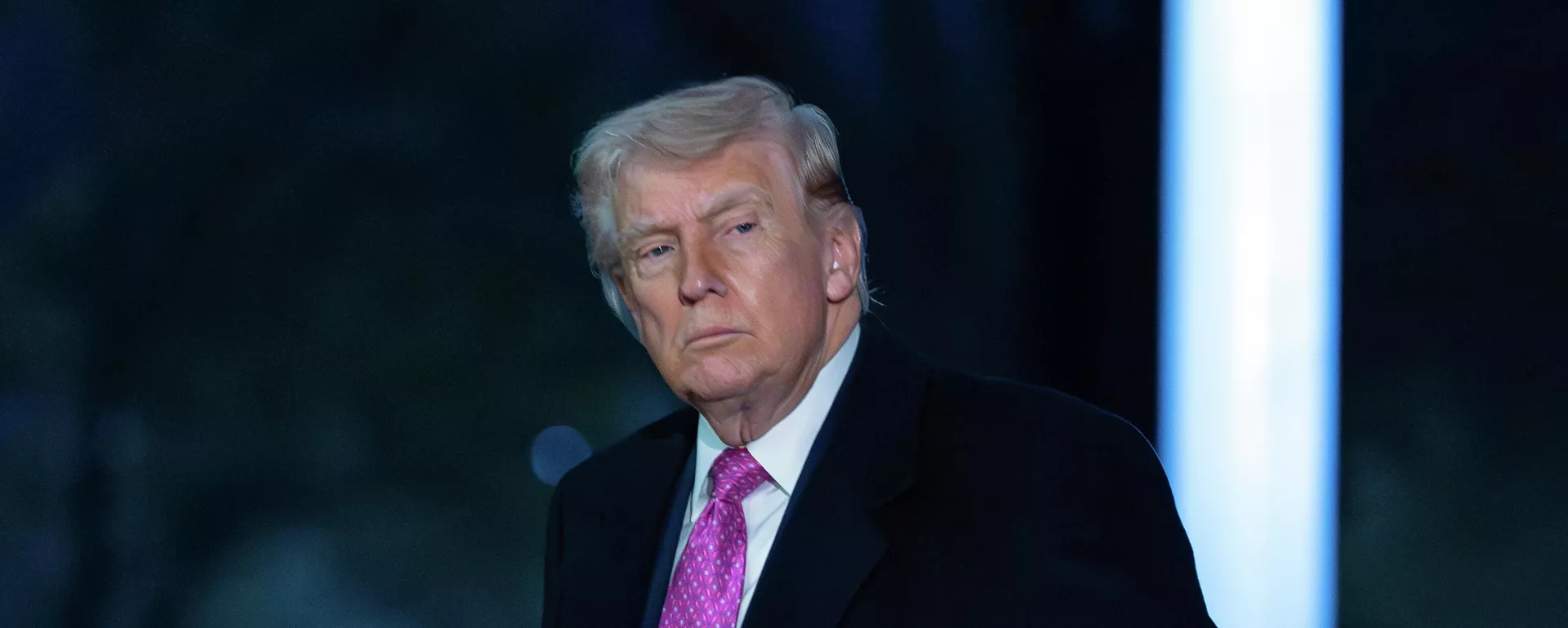O presidente dos Estados Unidos, Donald Trump, acena para a mídia na Casa Branca, em março de 2026 - Sputnik Brasil, 1920, 07.06.2026