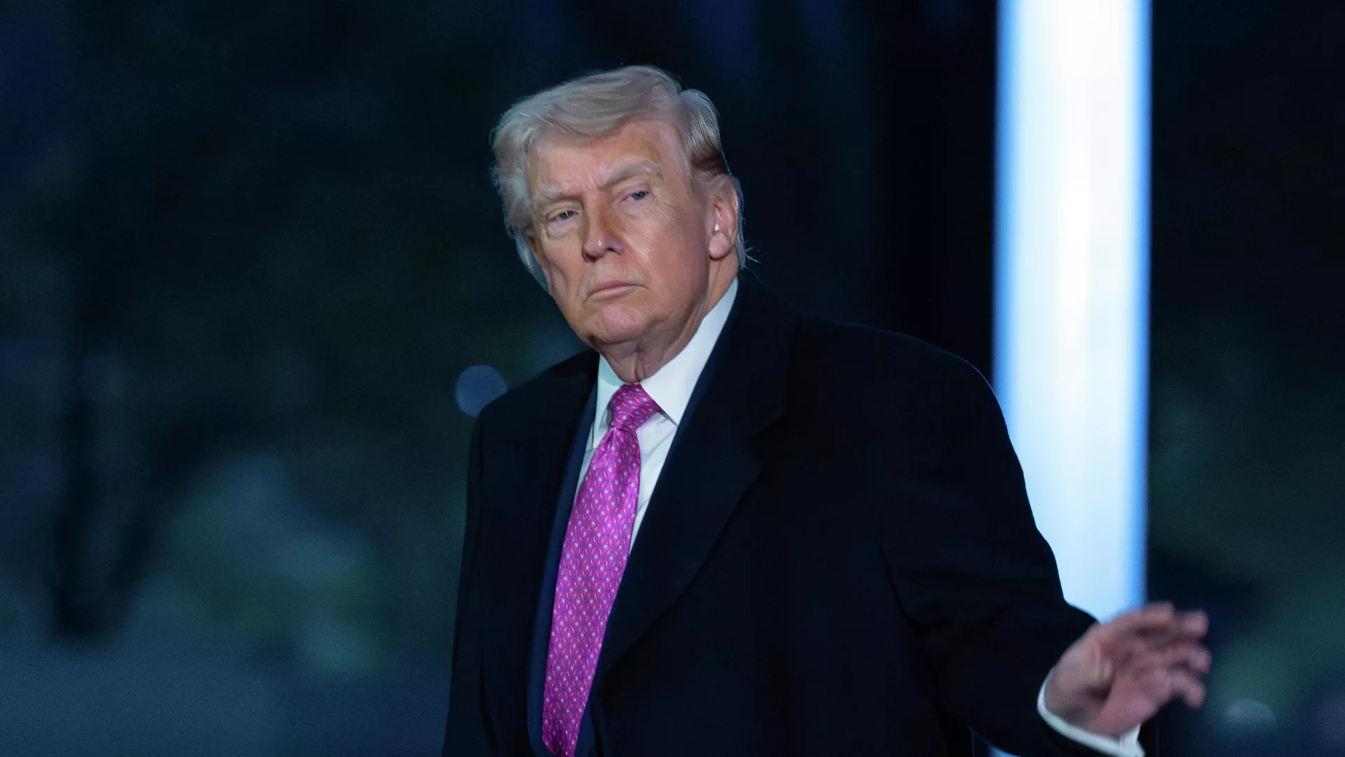 O presidente dos Estados Unidos, Donald Trump, acena para a mídia na Casa Branca, em março de 2026 - Sputnik Brasil, 1920, 16.04.2026