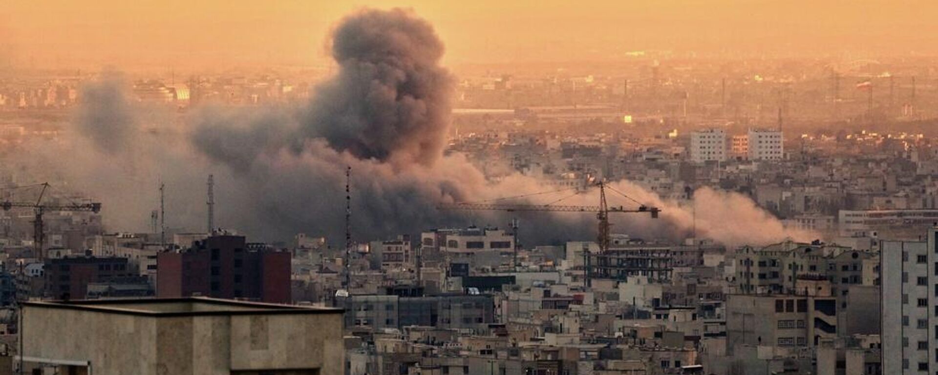 Uma coluna de fumaça se eleva após um ataque militar conjunto entre Estados Unidos e Israel em Teerã, Irã, 3 de março de 2026 - Sputnik Brasil, 1920, 08.04.2026
