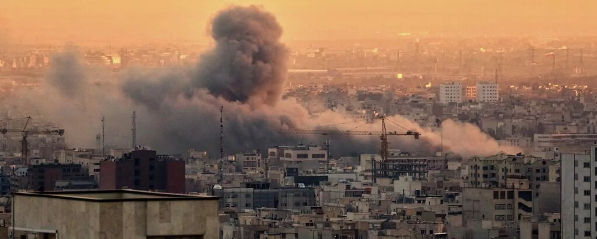 Coluna de fumaça se forma em Teerã, após ataque militar conjunto de Estados Unidos e Israel. Irã, 3 de março de 2026 - Sputnik Brasil, 1920, 14.04.2026