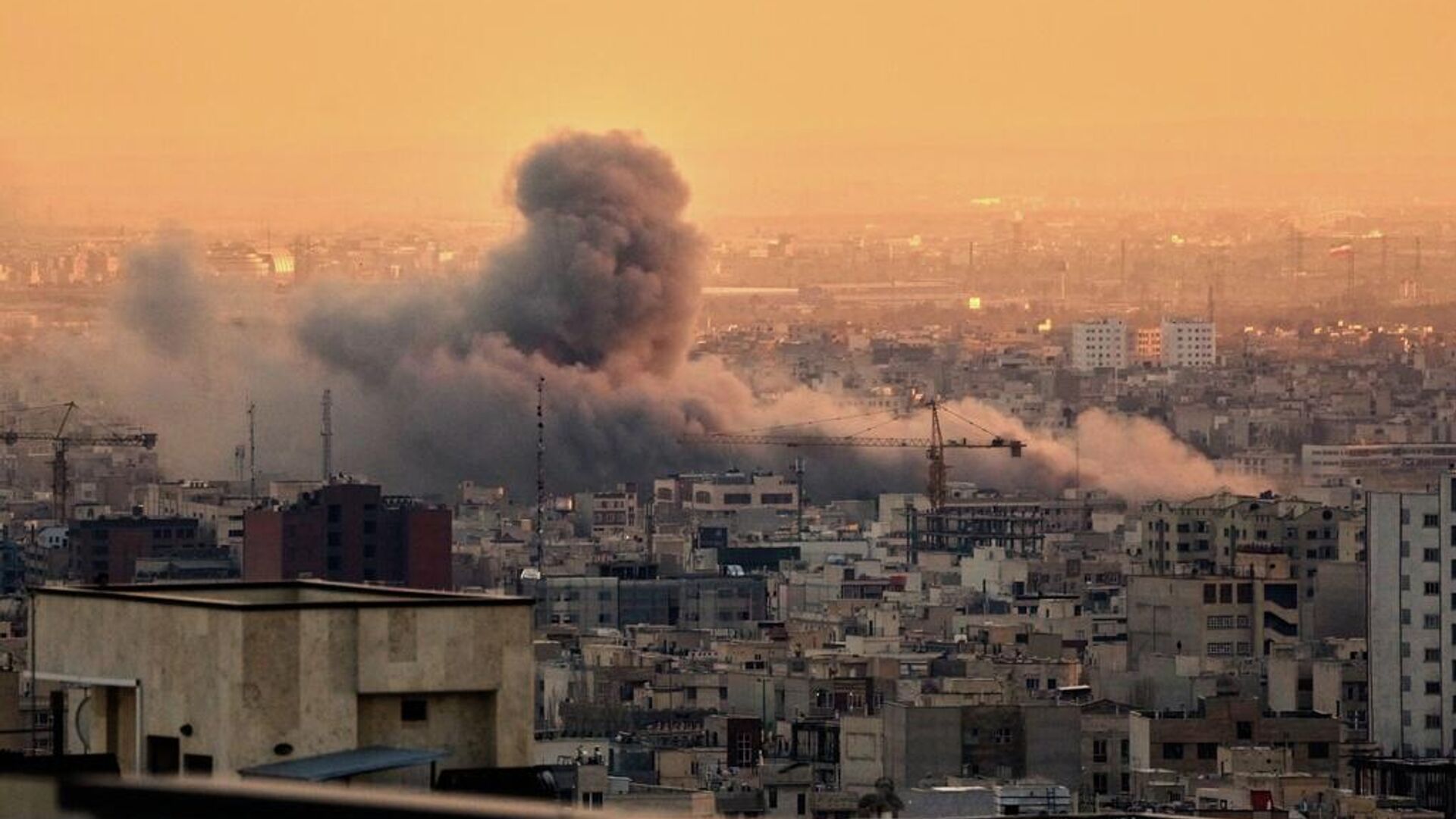 Uma coluna de fumaça se eleva após um ataque militar conjunto entre Estados Unidos e Israel em Teerã, Irã, 3 de março de 2026 Uma coluna de fumaça se eleva após um ataque militar conjunto entre Estados Unidos e Israel em Teerã, Irã, 3 de março de 2026 - Sputnik Brasil, 1920, 30.03.2026