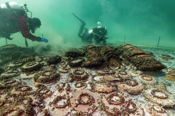 Pratos de cerâmica da época romana encontrados no lago de Neuchâtel na Suíça - Sputnik Brasil