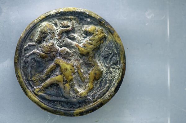 Antigos artefatos encontrados no lago de Neuchâtel na Suíça - Sputnik Brasil